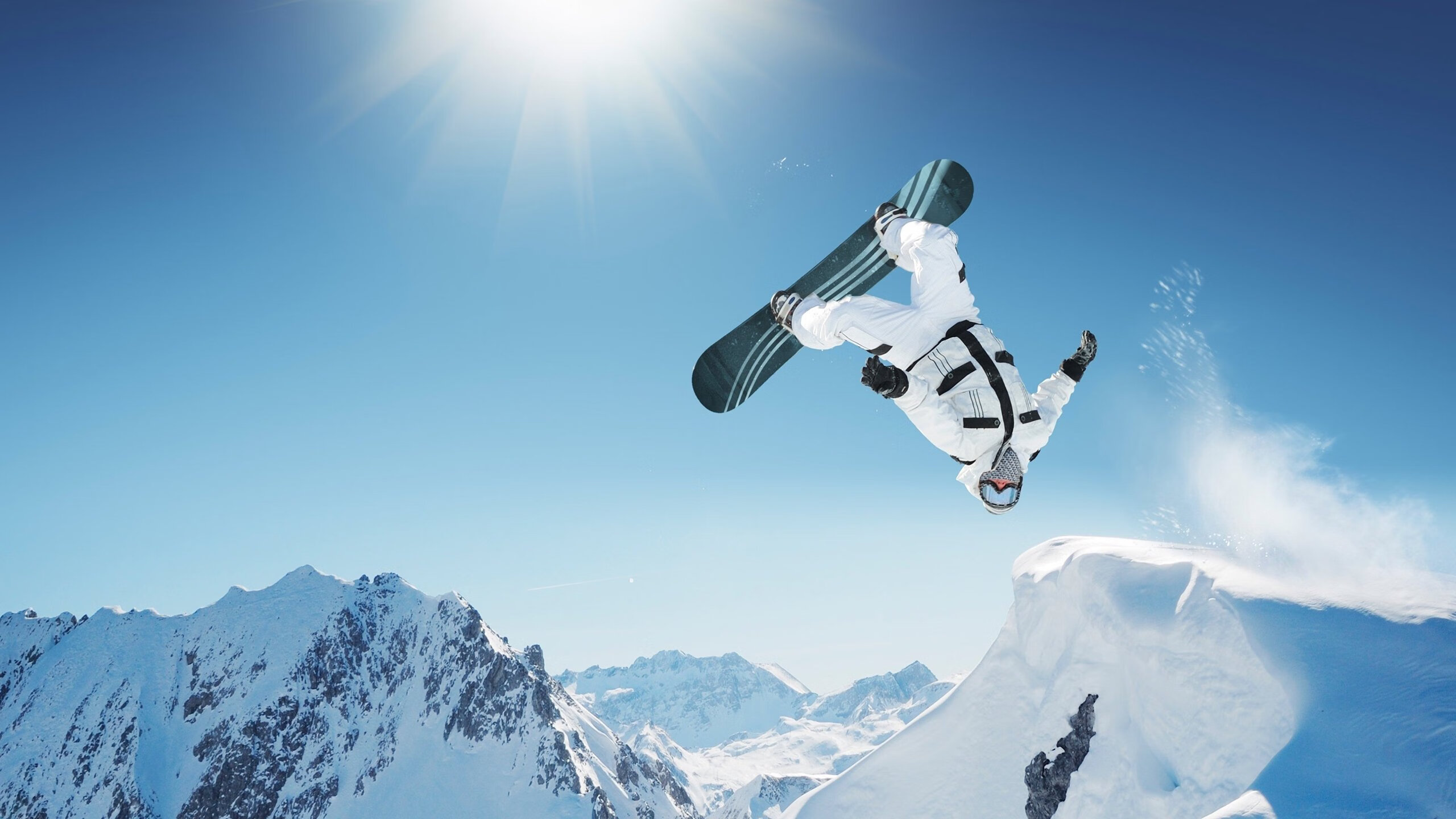 《观众互动新体验:虚拟现实中的沉浸式观赛》,沉浸式虚拟演播室